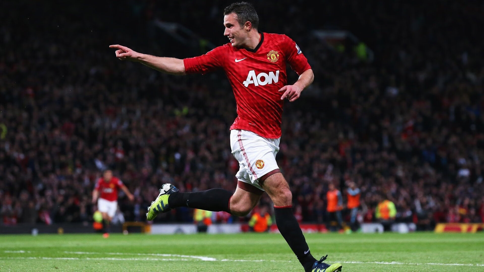 球员在比赛中完成精彩助攻获得现场掌声，球员赞助